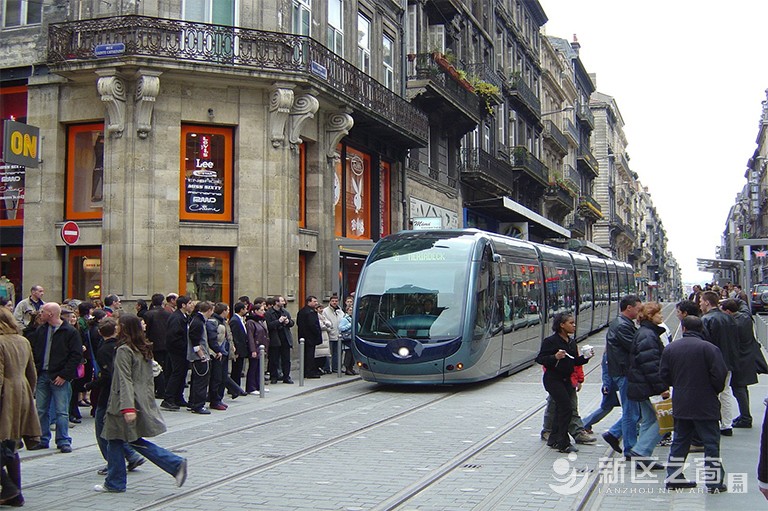 le-tramway-de-bordeaux-1511825.jpg