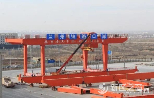 新区首台门吊式起重机主梁安装成功