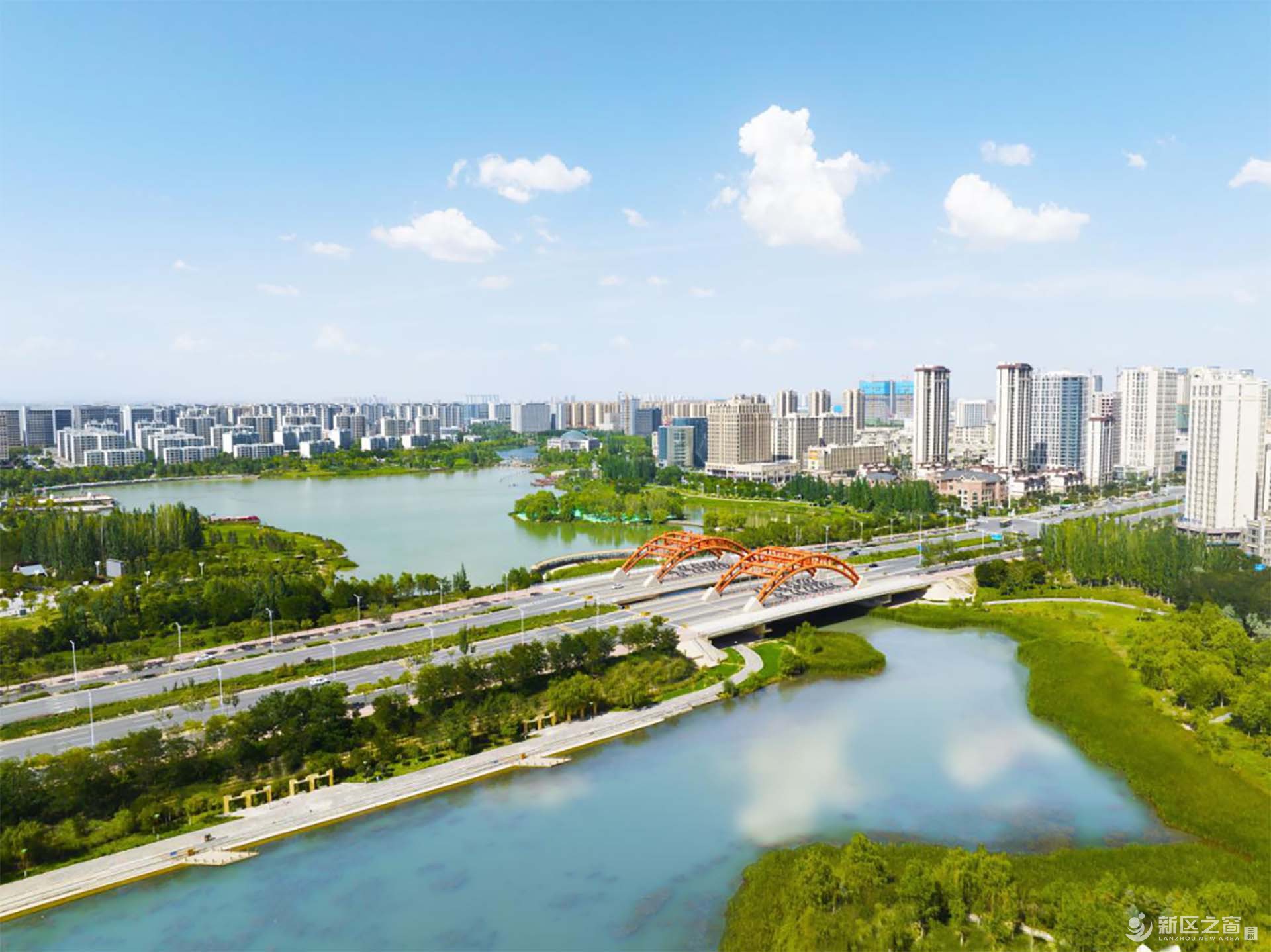 从兰州市区出发，乘车跨过黄河，在山区中向着西北行车...