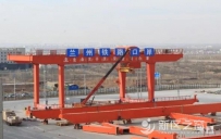 新区首台门吊式起重机主梁安装成功