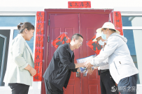 舟曲县首批避险搬迁群众入住兰州新区 俞成辉入户慰问并...