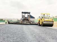 兰州新区水秦路辅道局面第一层沥青铺设完成